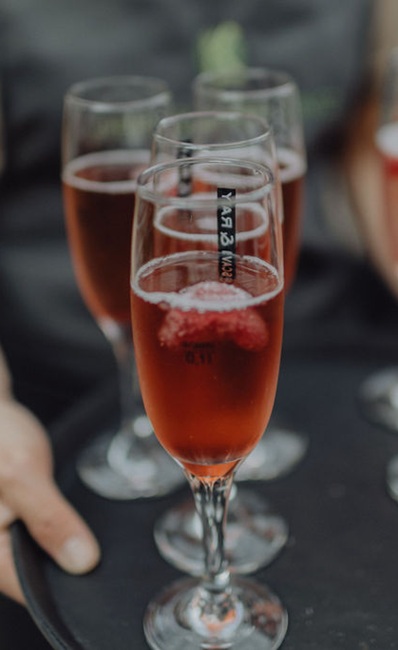 Sektempfang bei einer Hochzeit auf dem Hof